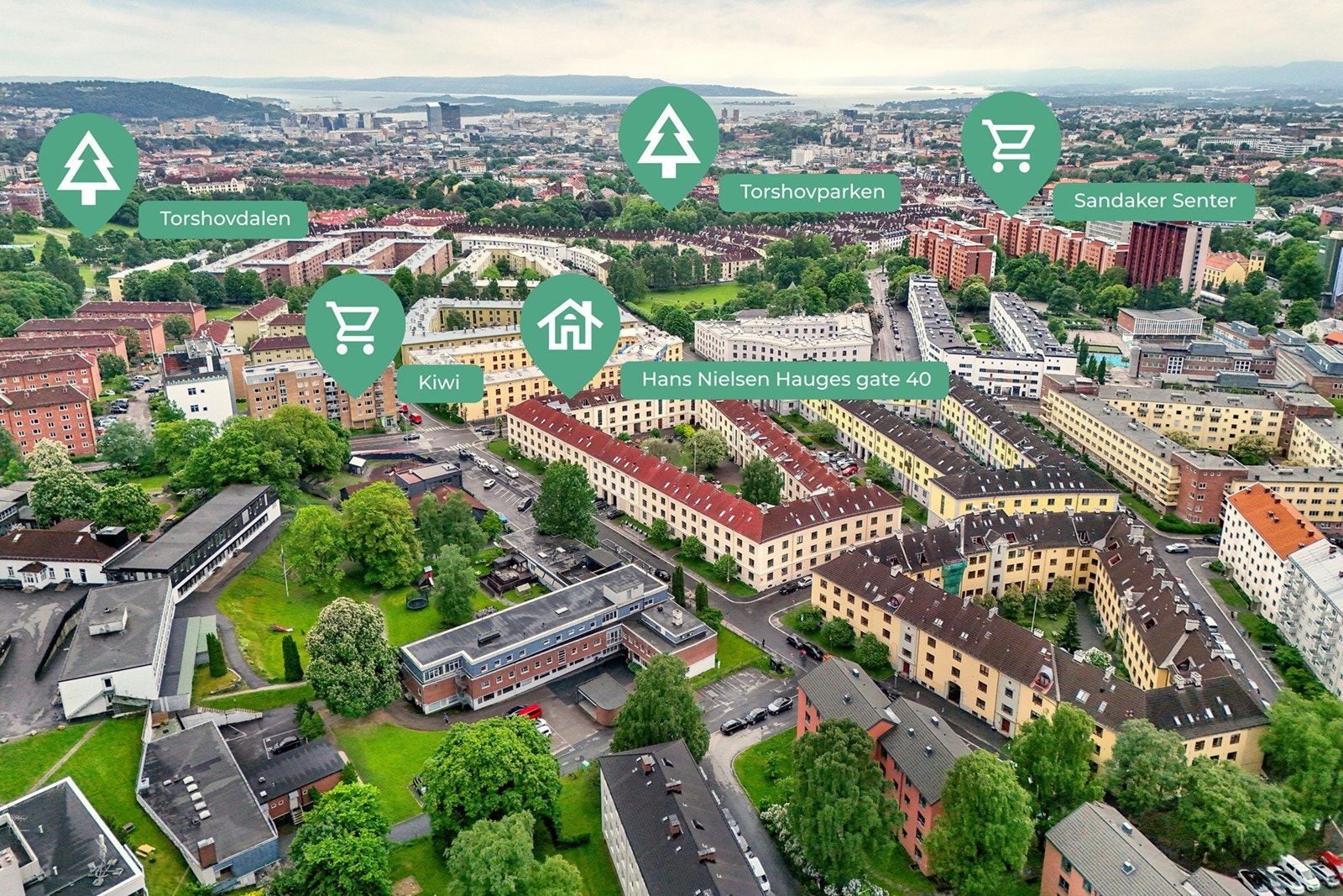 Boligen har en attraktiv og tilbaketrukket beliggenhet i historiske Søylegården, på toppen av Torshov. Her bor du sentralt, med kort vei til butikker, serveringssteder og et bredt utvalg av tjenester, samtidig som nabolaget oppleves rolig. Galleribilde