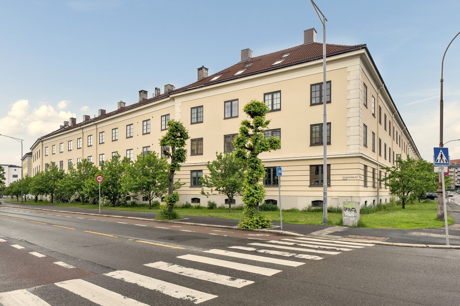 Lys og gjennomgående 1-roms oppussingsobjekt med svært attraktiv beliggenhet i vakre og historiske Søylegården. Galleribilde