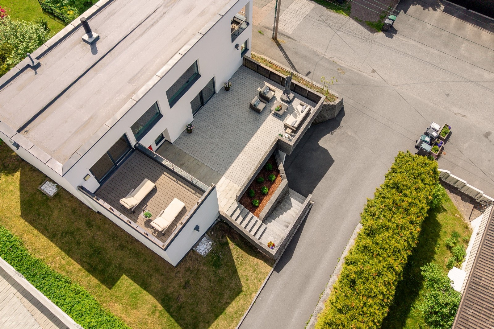 Boligen er utformet med flere private uteplasser, inkludert en stor terrasse og to balkonger, som gir rikelig med plass for både avslapning og sosiale sammenkomster Galleribilde
