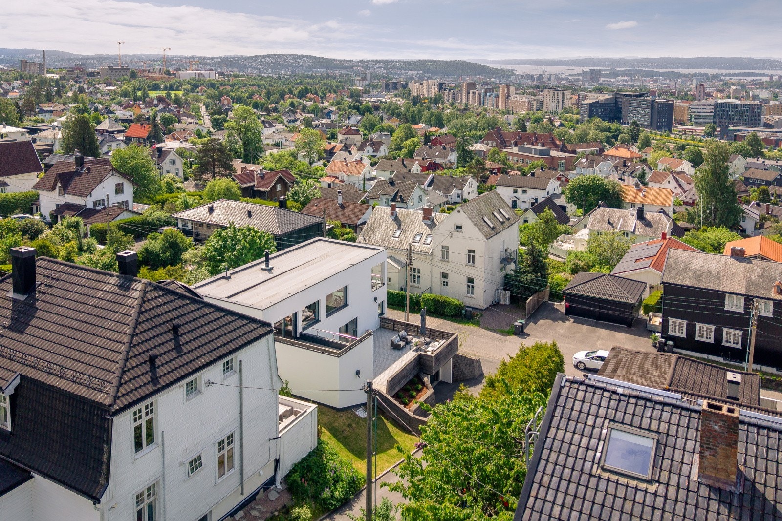 Nabolaget preges av grønne hager og lite trafikk, samtidig som du har kort vei til alt en aktiv hverdag krever Galleribilde