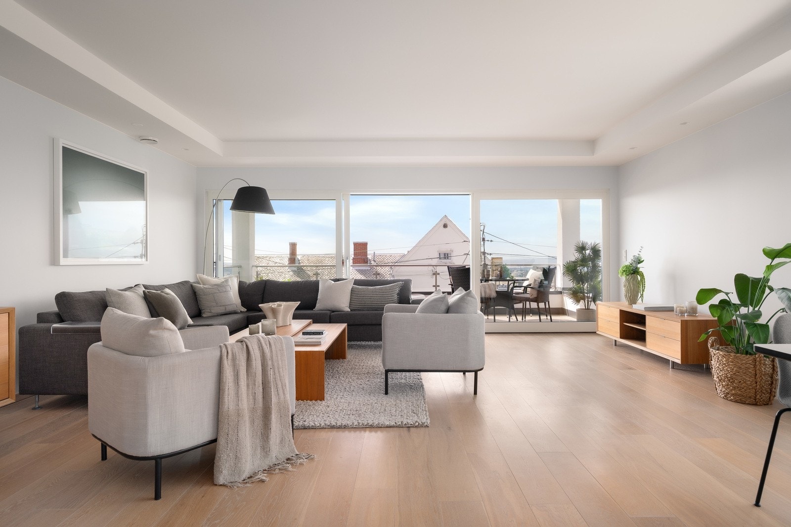 Boligen har elegante gulvflater bestående av moderne enstavs parkett, med behagelig vannbåren gulvvarme Galleribilde