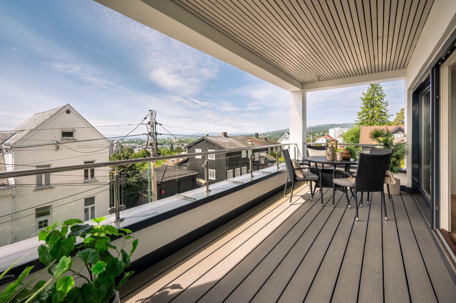 Balkongen er ca. 13,4 m² og kan enkelt møbleres med flere sittegrupper og grill Galleribilde