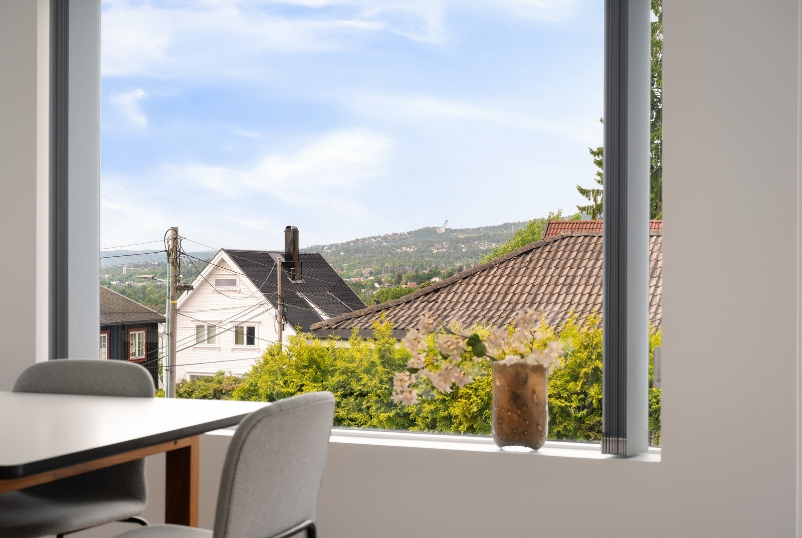 Utsikten rammes inn av store vinduer med 2-lags glass fra 2011 Galleribilde