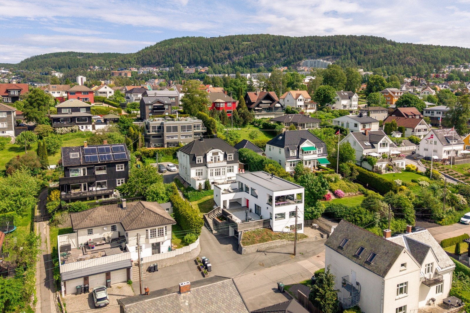 Førsteklasses beliggenhet i et av Oslos mest ettertraktede villastrøk, kjent for sin grønne karakter, rolige atmosfære og familievennlige miljø Galleribilde