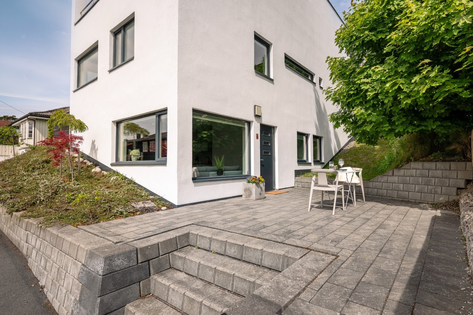 Inngangspartiet til hybelen har også et stort og fint inngangsparti med god plass til hyggelig sittegruppe Galleribilde