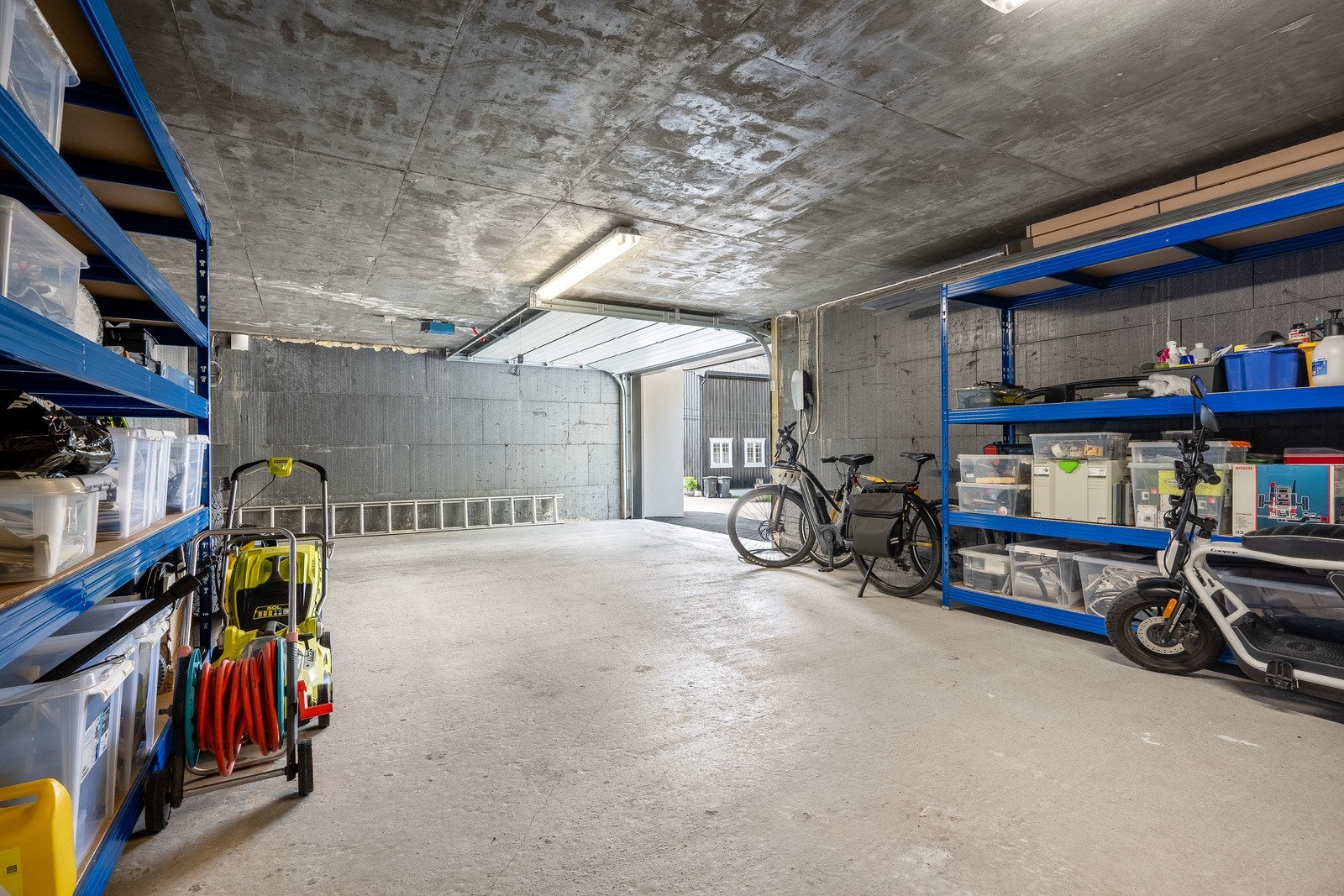 Integrert garasje med elbillader Galleribilde