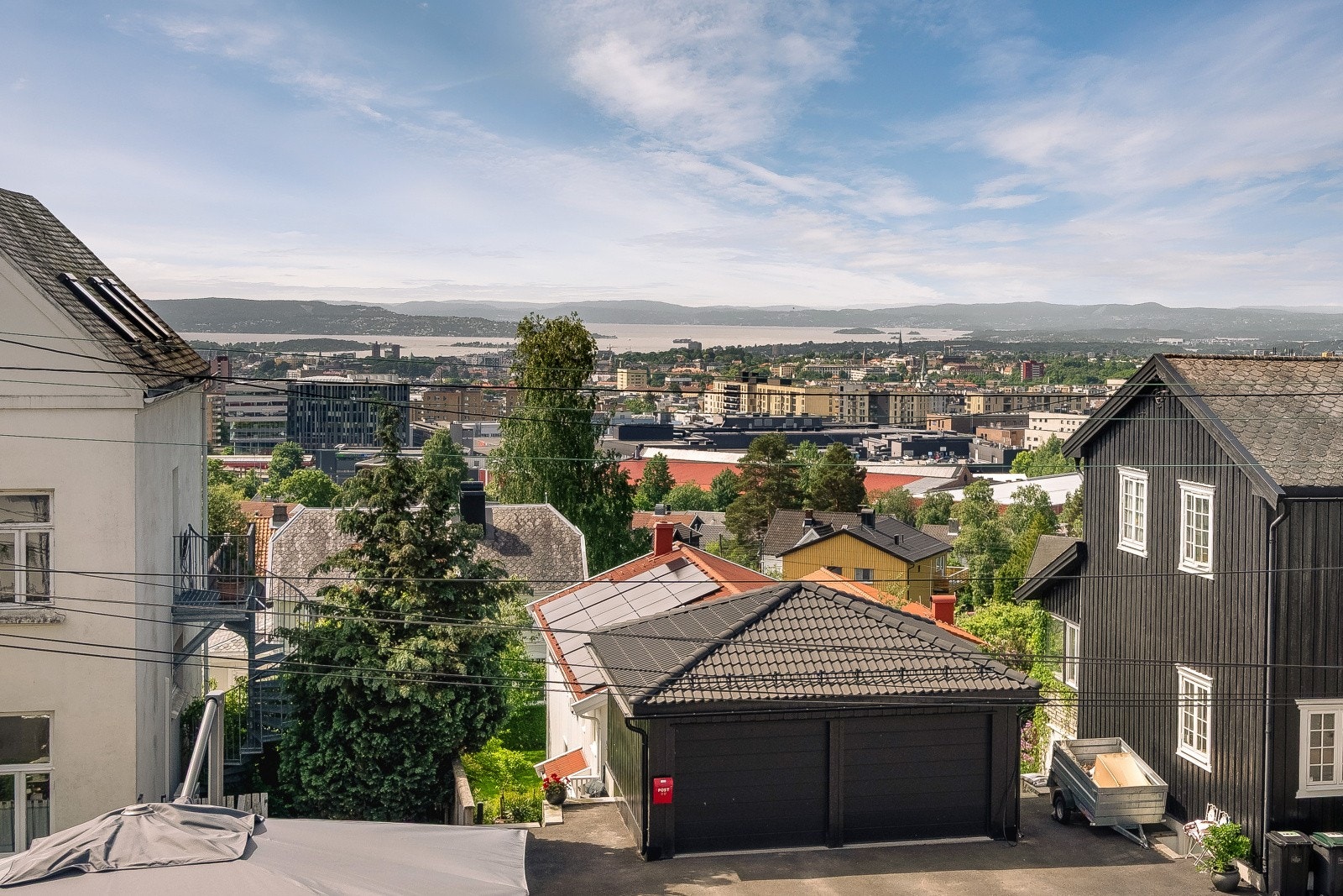Eiendommen ligger høyt og fritt med herlig utsikt mot by og fjord Galleribilde
