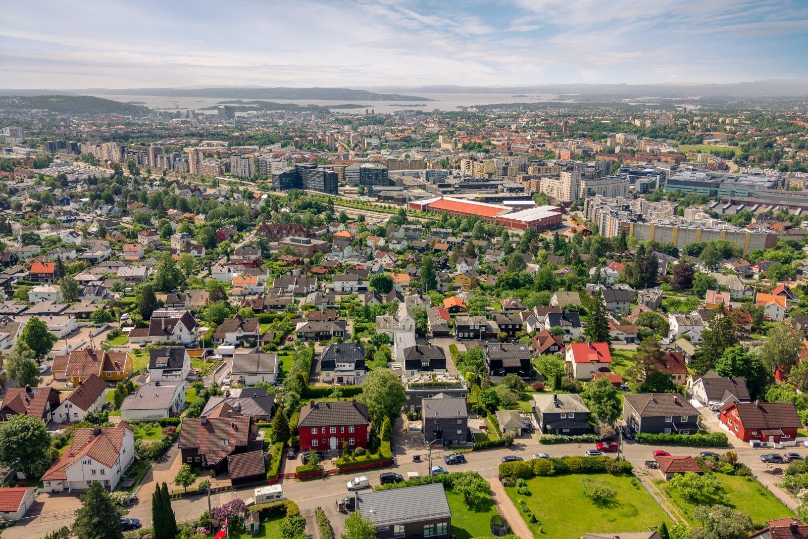 Beliggenheten gir nærhet til både byens fasiliteter, med kort vei til Storo Storsenter, og marka Galleribilde