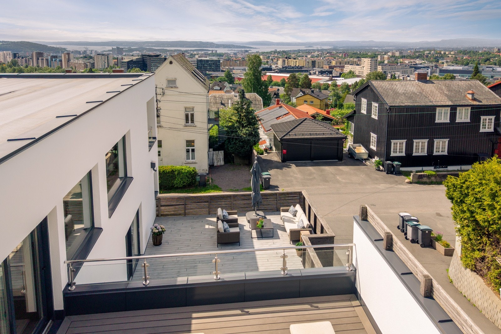 Den innholdsrike boligen huser flere store, solrike uteplasser som inviterer på magisk utsikt utover by og fjord Galleribilde