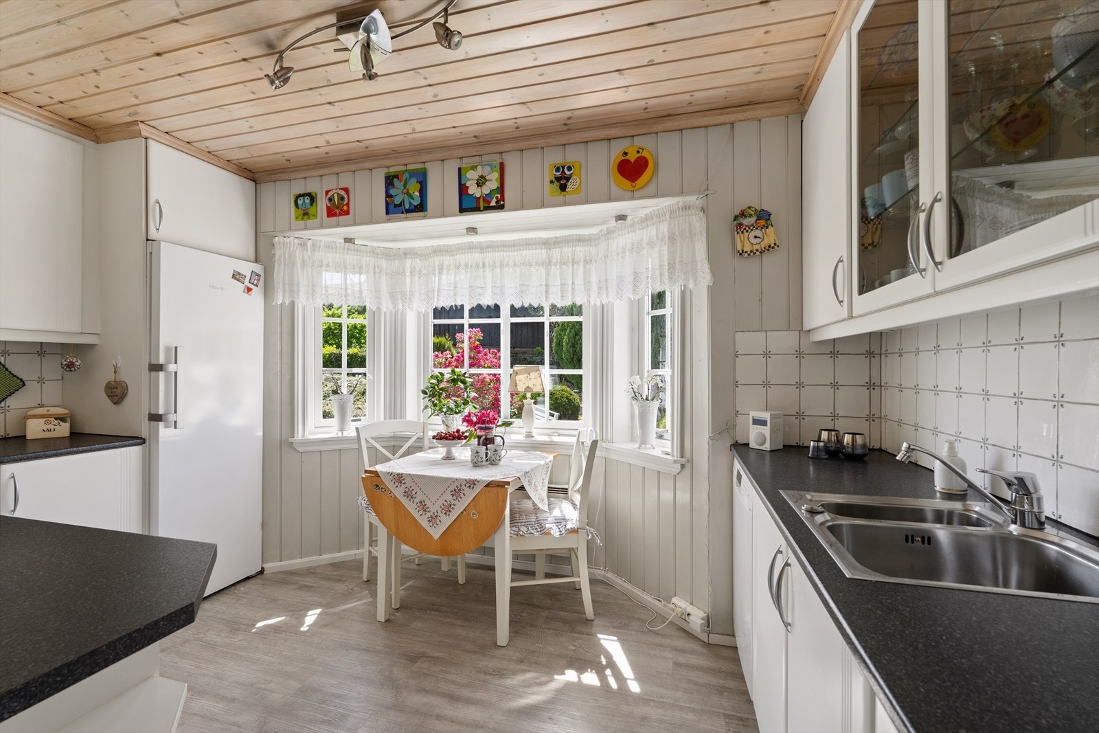 Kjøkken med plass til frokostbord og morgenkaffe. Galleribilde