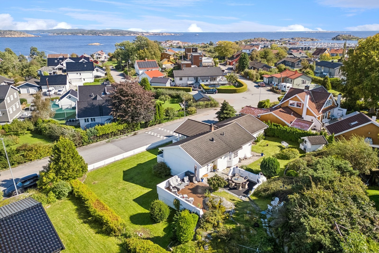 Her får du en stor og solrik hage med god plass til barn, dyr og sosiale aktiviteter. Galleribilde