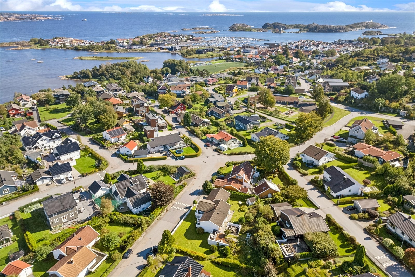 Sentral beliggenhet med gåavstand til fotballbane og barnehage. Galleribilde
