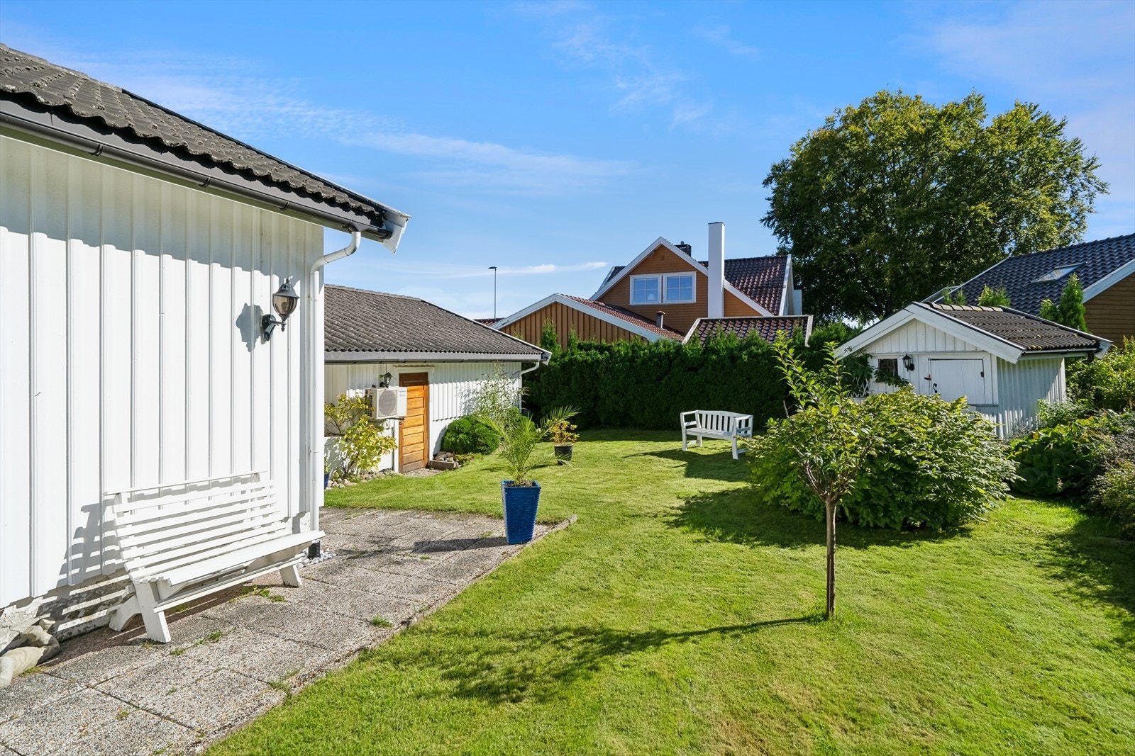 En romslig hage med god solgang og naturlig skjerming - perfekt for både barn og voksne. Galleribilde