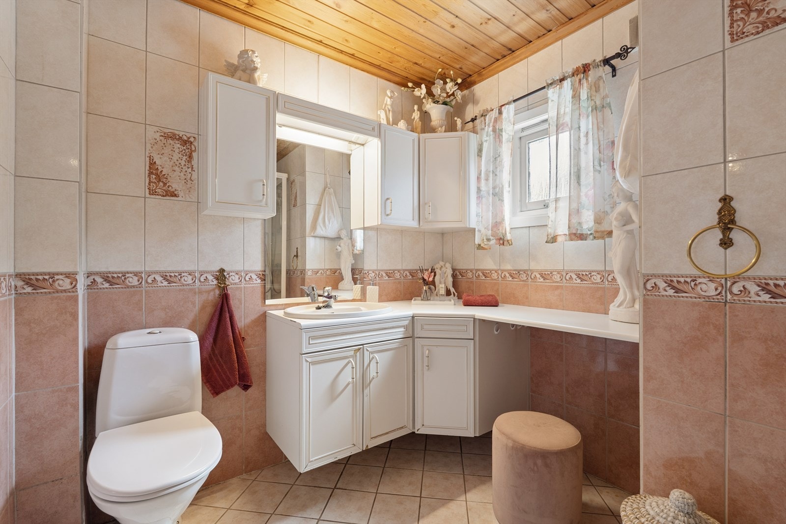 Badet har god plass og mulighet for modernisering. Galleribilde