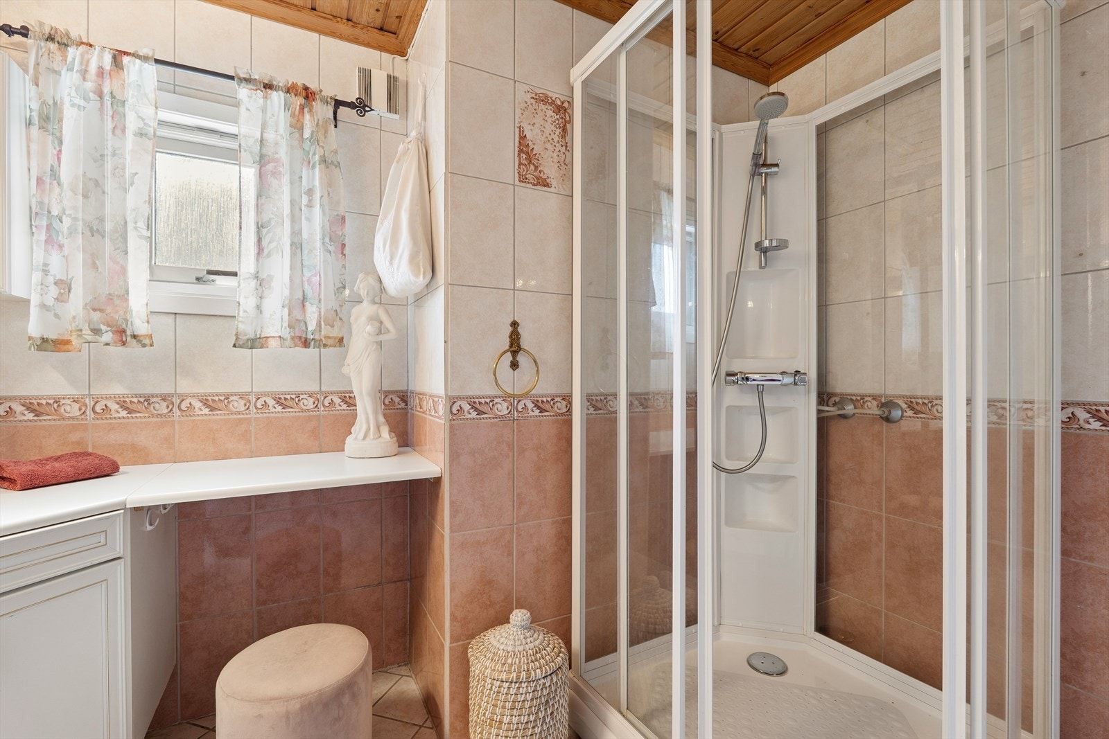 Badet har dusj med glassvegg og stilige detaljer. Galleribilde