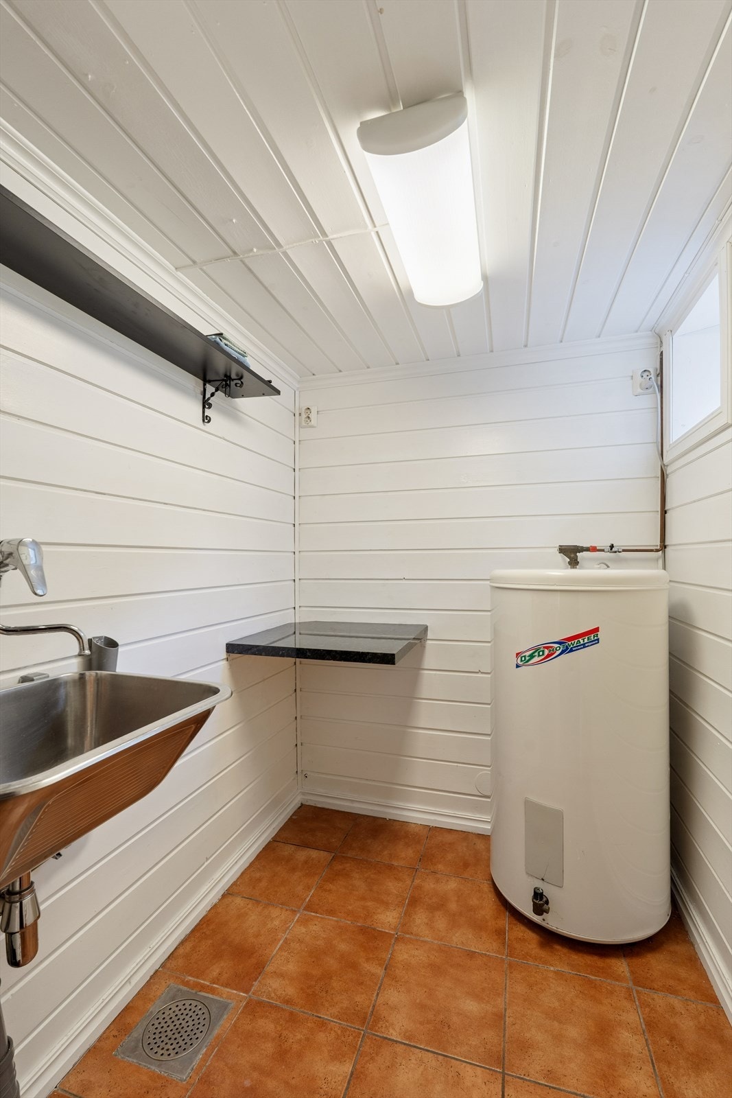 Bod/vaskerom med vamtvannsbereder. Galleribilde