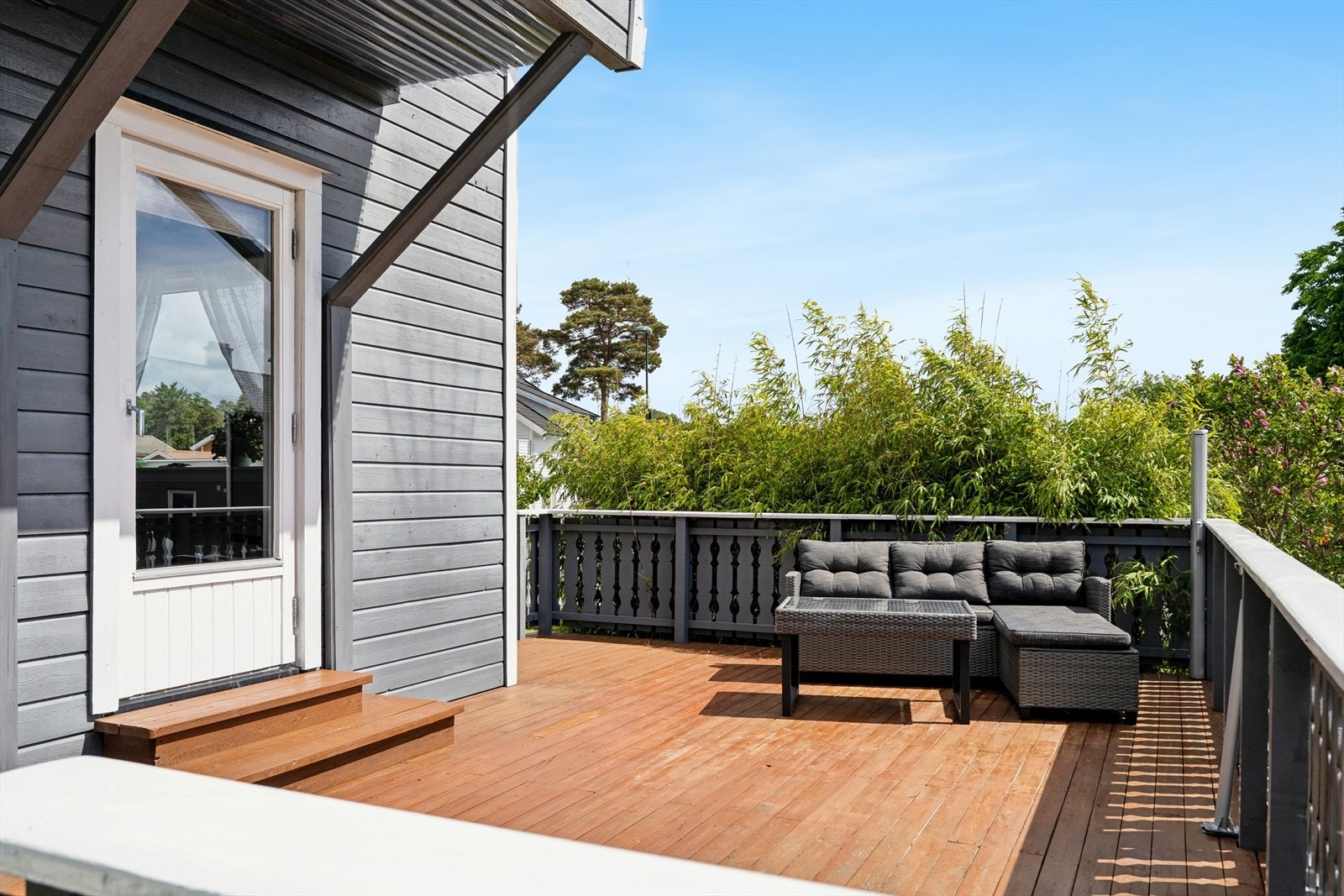 Solrik og skjermet terrasse med god plass til utemøbler - perfekt for avslappende stunder utendørs. Galleribilde