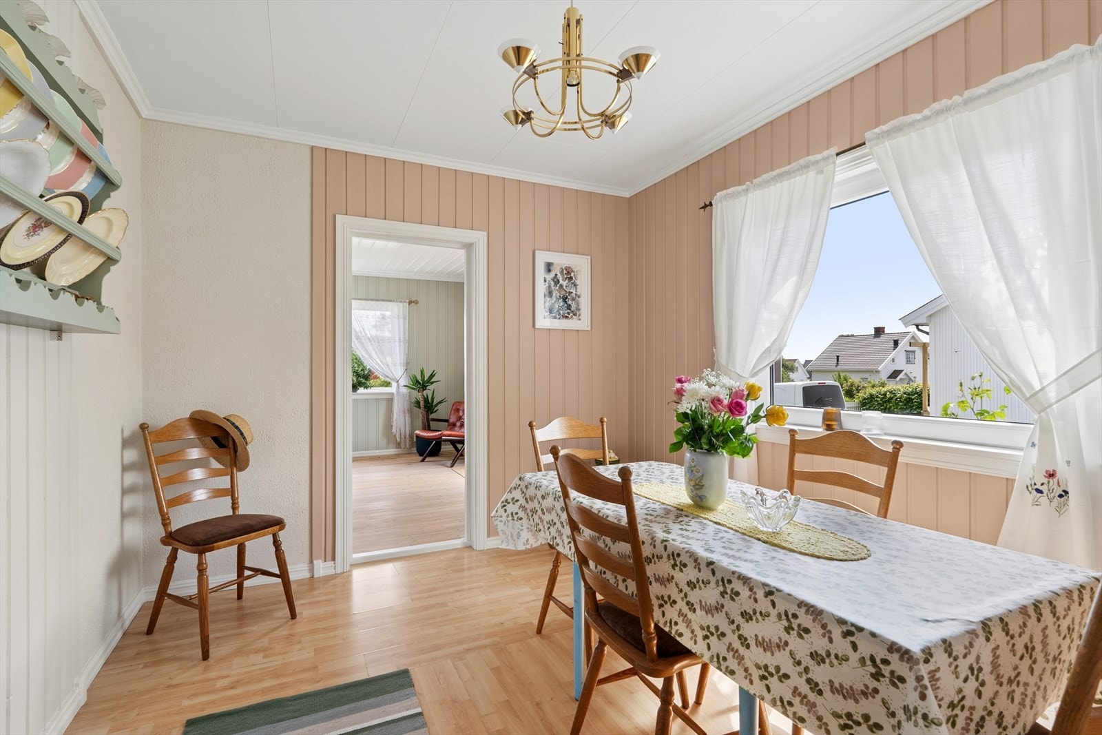 Spisestuen er lys og trivelig og har god plass til å samle familie og venner til et godt måltid. Galleribilde