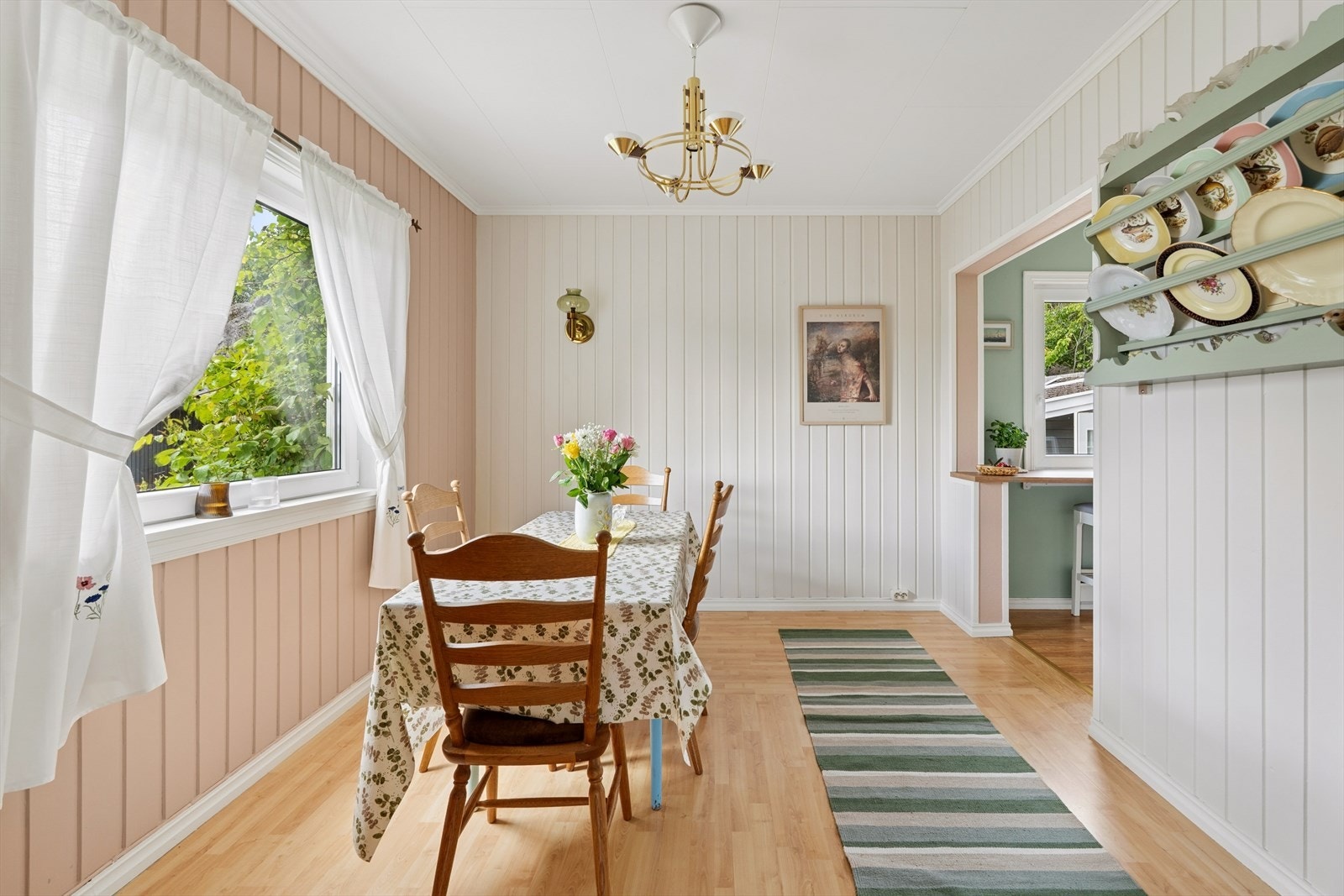 Spisestuen har godt med naturlig lys og et harmonisk fargeplaett. Galleribilde