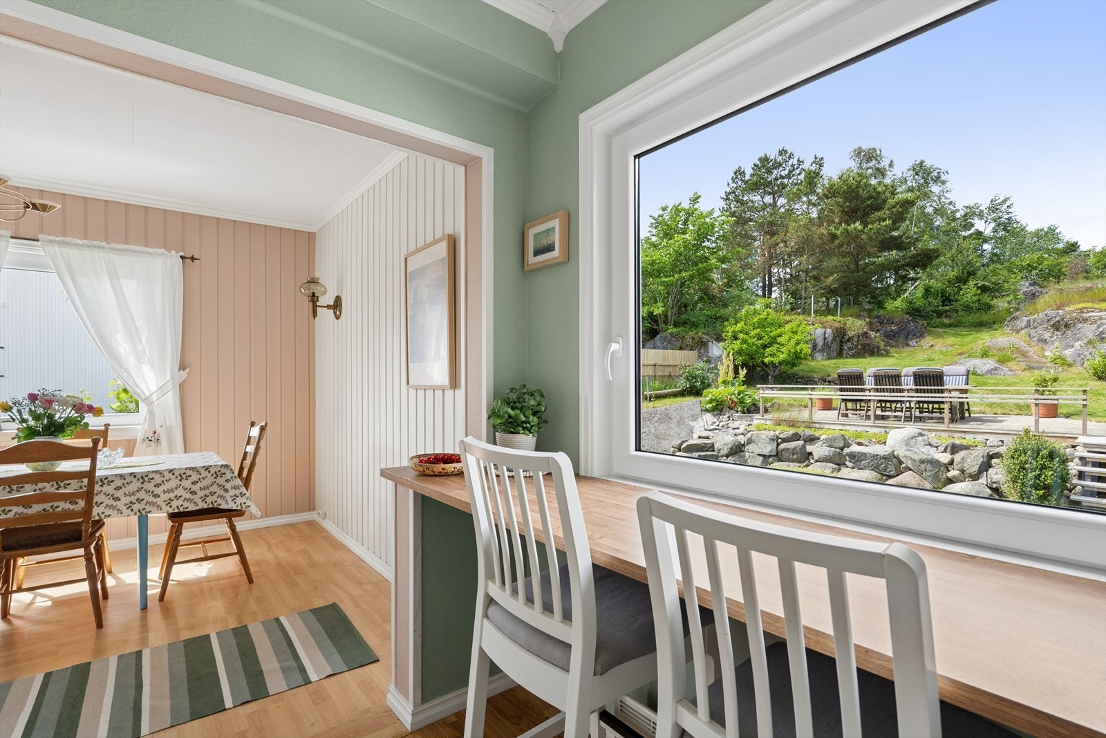 Her får du et kjøkken med plass til både frokostbord og kaffekrok - perfekt for rolige morgener og sosiale ettermiddager. Fin utsikt mot hagen. Galleribilde