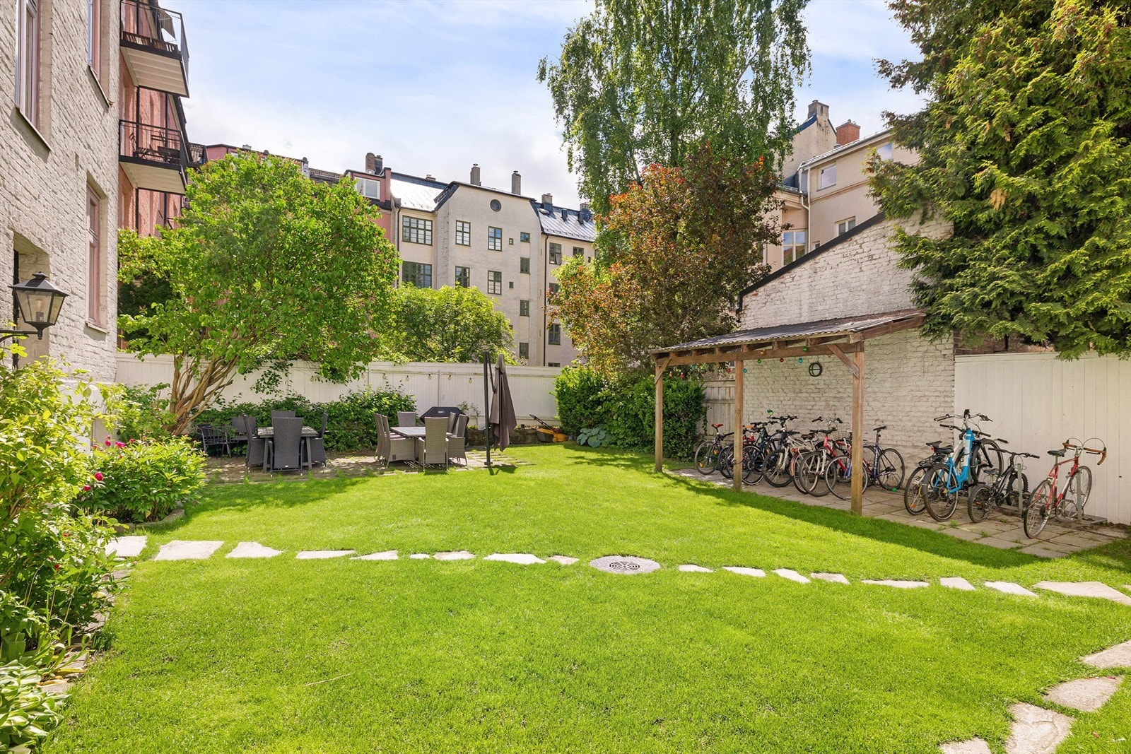 Sameiet har en hyggelig og opparbeidet bakgård med sittegrupper, plen og sykkelparkering. Galleribilde