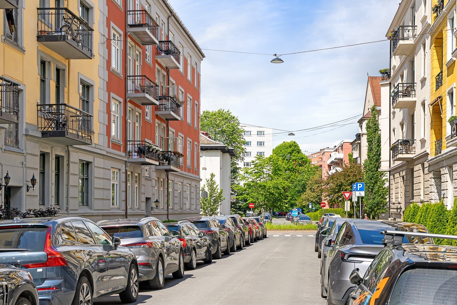 Åsaveien er en rolig og tilbaketrukket gate, skjermet fra den travleste bytrafikken. Galleribilde