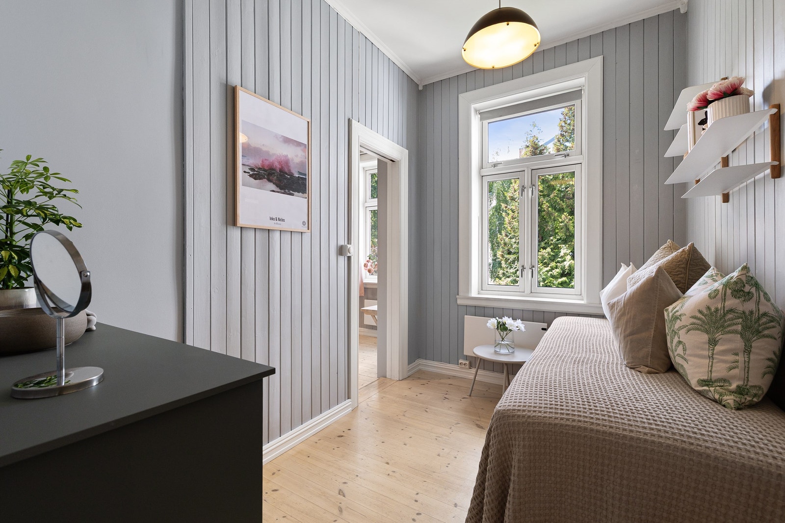 Soverom 2 har malt panel på veggene og har også direkte adkomst til badet. Galleribilde