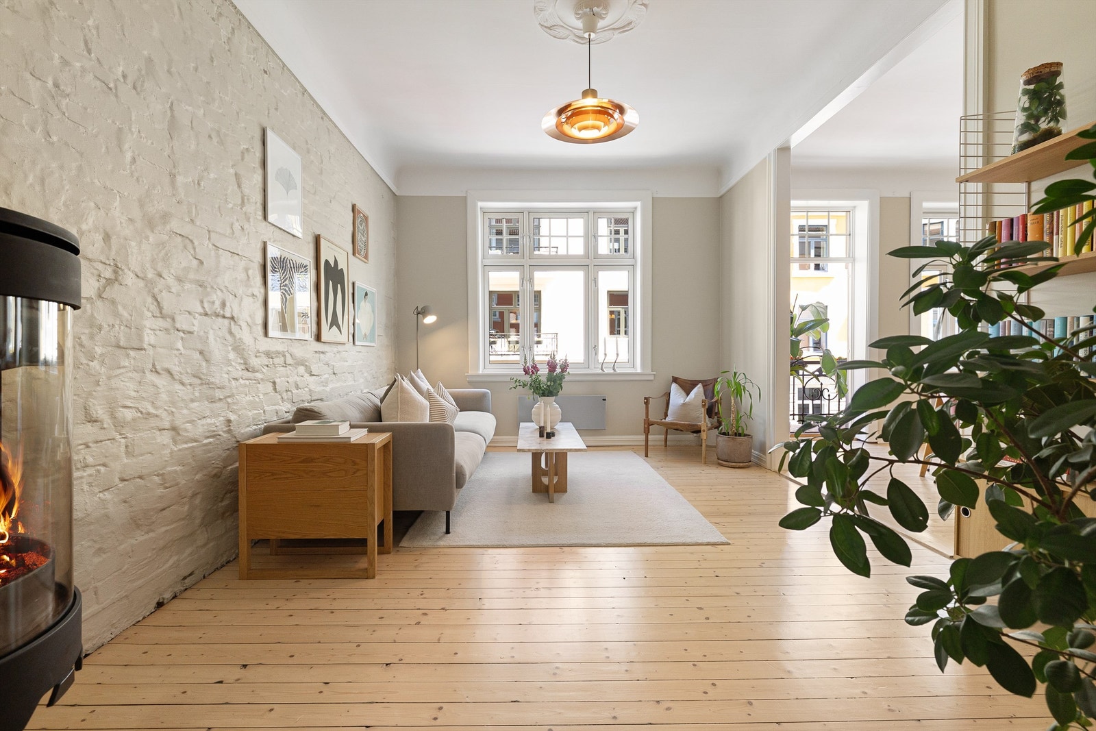 De originale heltregulvene er bevart og gir leiligheten en tidløs sjarm. Galleribilde