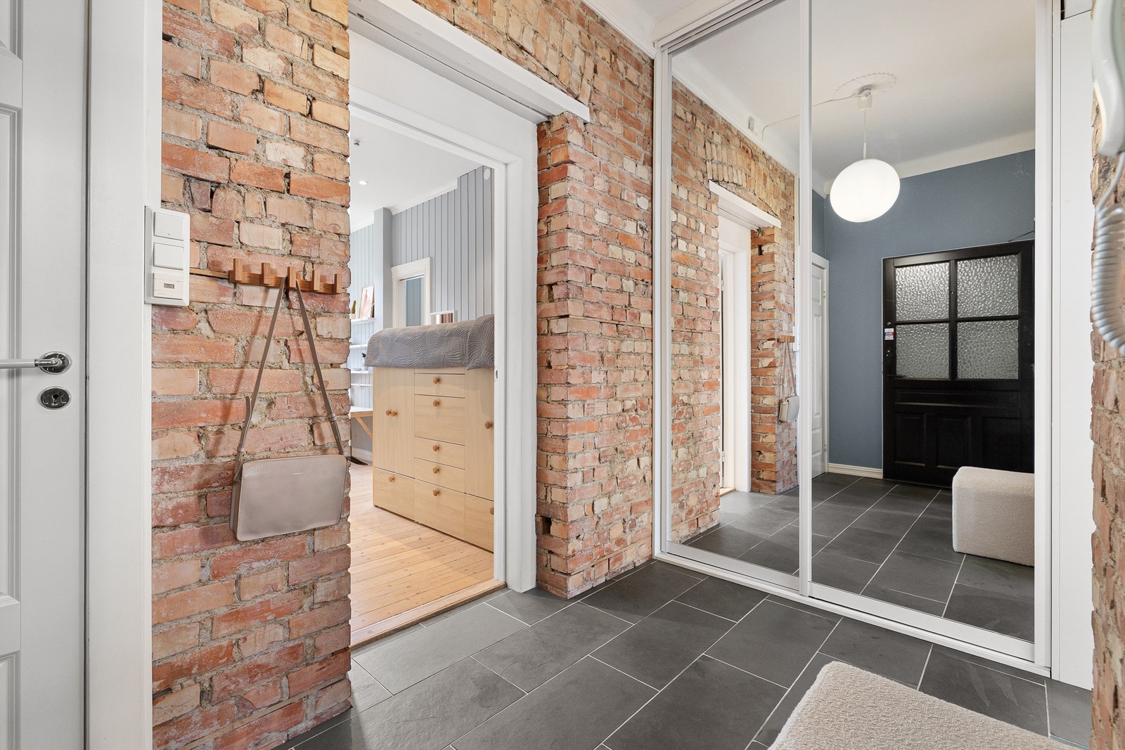En skyvedørsgarderobe i entréen rommer varmtvannsberederen og gir samtidig praktisk oppbevaringsplass. I tillegg disponeres to kjellerboder og én loftsbod. Galleribilde