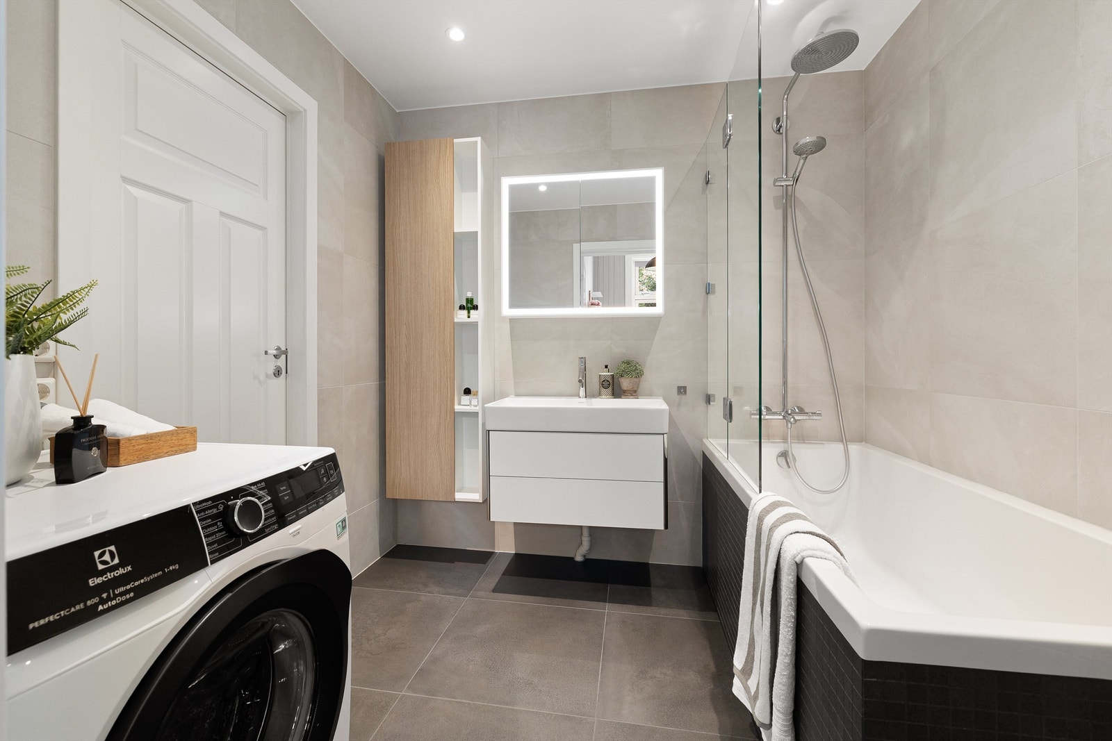 Badet ble oppgradert i 2019 og har flislagt gulv med gulvvarme, badekar og opplegg for vaskemaskin. Galleribilde