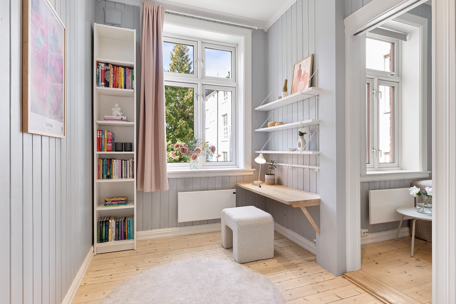 En praktisk arbeidsplass er etablert ved vinduet, med godt dagslys. Galleribilde