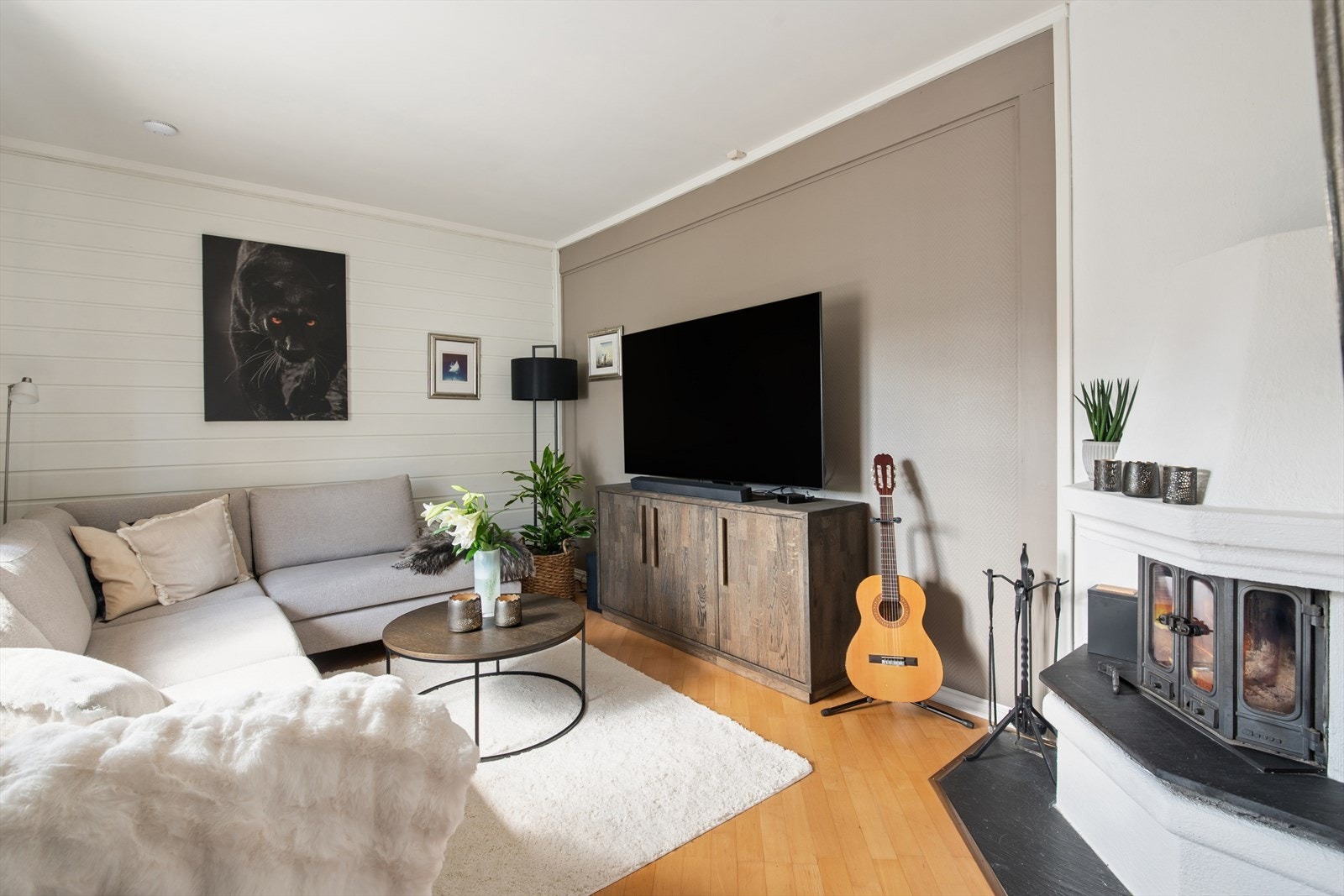 Det er peis i stuen som sørger for å skape en hyggelig atmosfære i rommet. Galleribilde