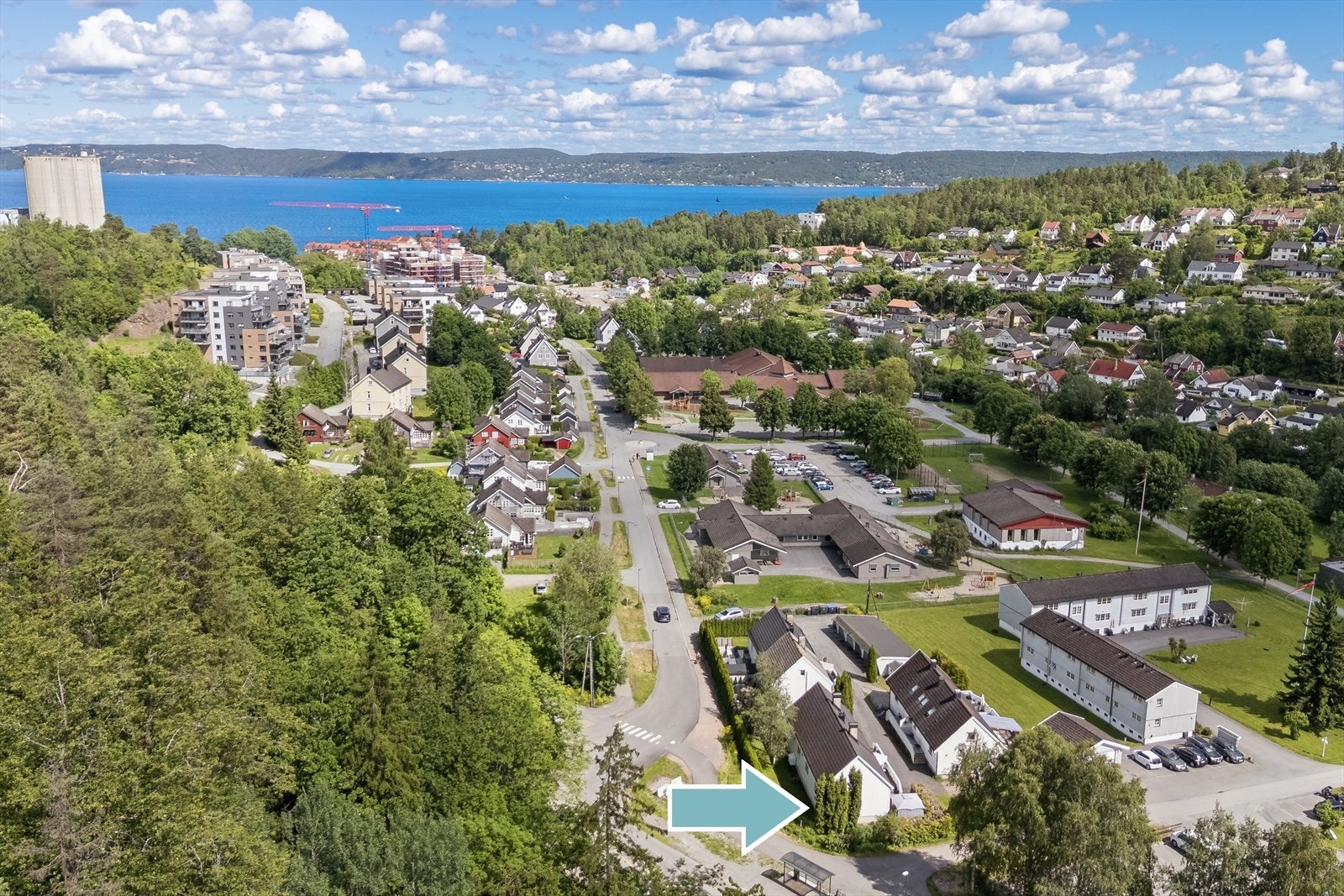 Området er familievennlig med flere barnehager og skoler i nær gangavstand. Slemmestad barnehage ligger sentralt og tilbyr trygge og gode rammer for barn i alderen 1-5 år. Galleribilde