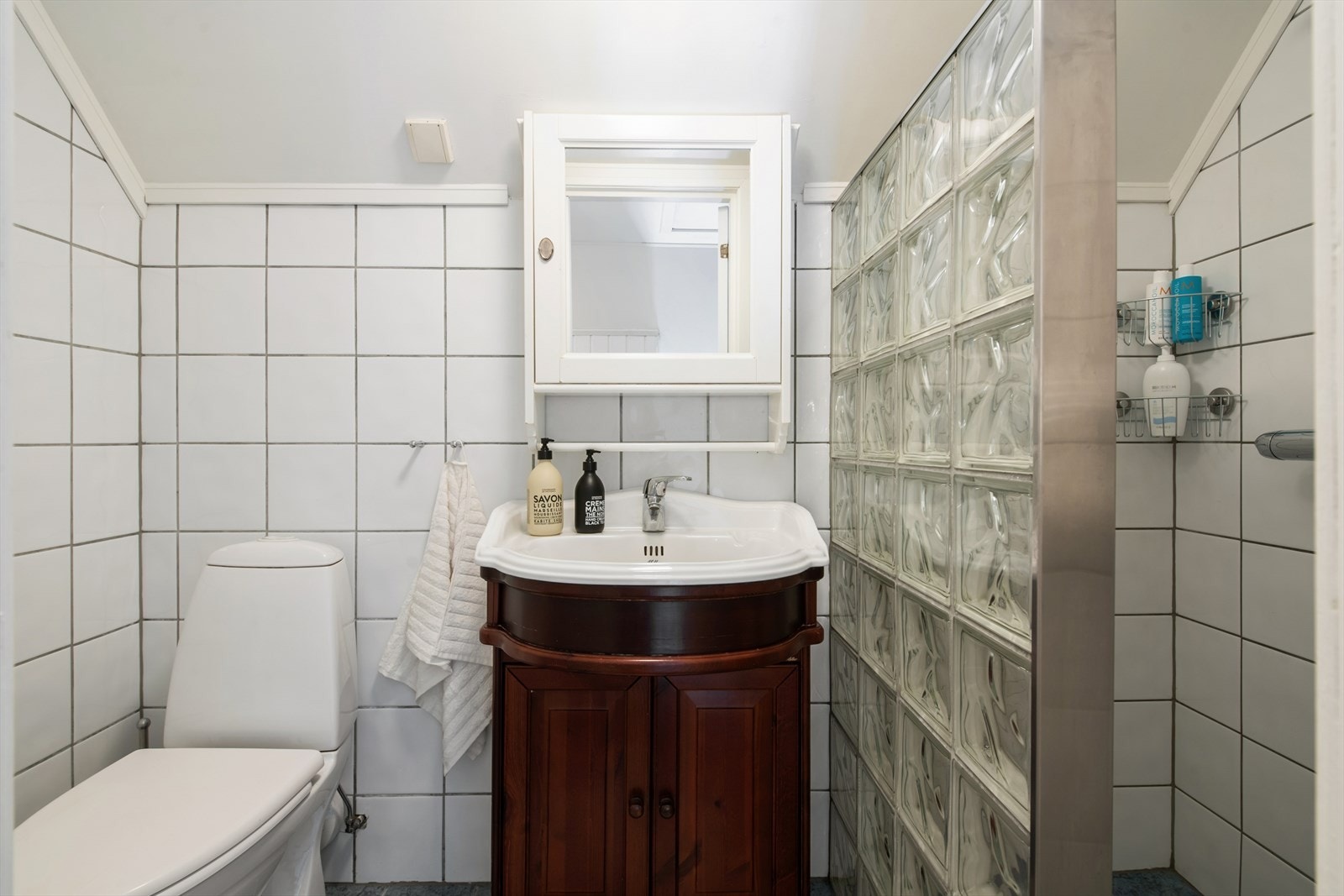 Baderommet er renovert i 2002. Overflater med flislagte vegger og malt tak. Galleribilde