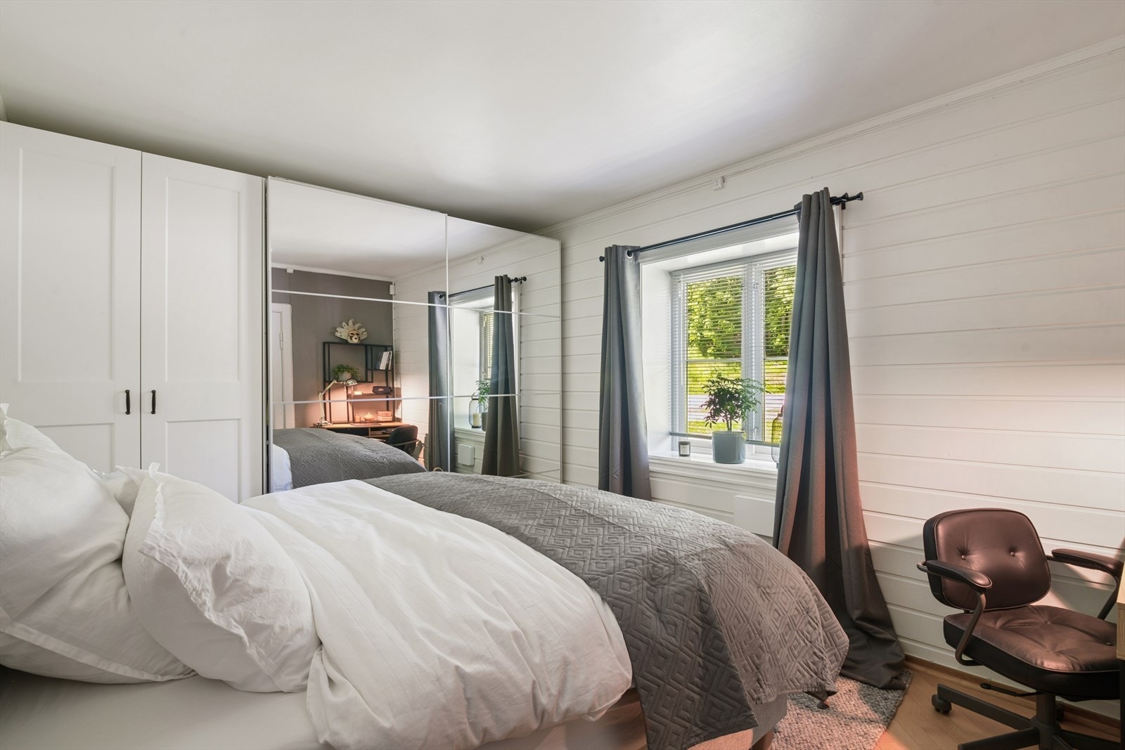 Romslig soverom med garderobeskap. Galleribilde