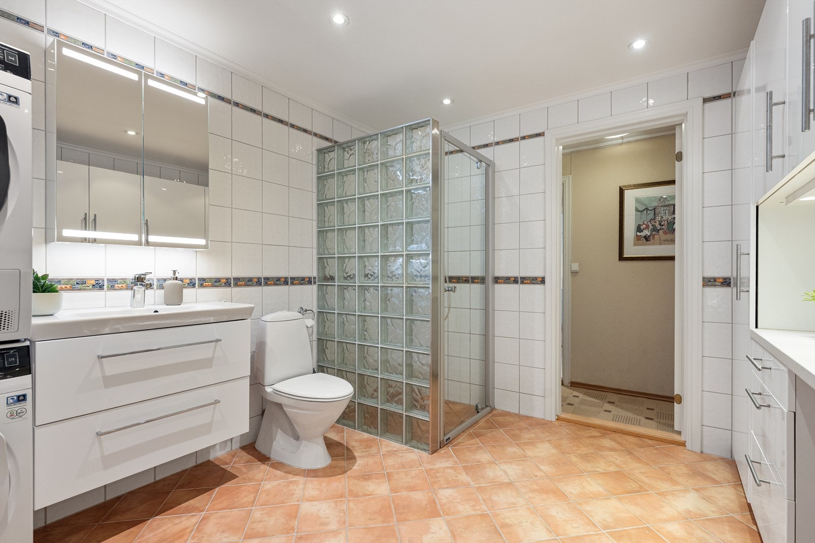 Badet i kjelleren er fra 2007 og har både dusj, toalett, skapinnredning, opplegg til vaskemaskin og tørketrommel. Galleribilde