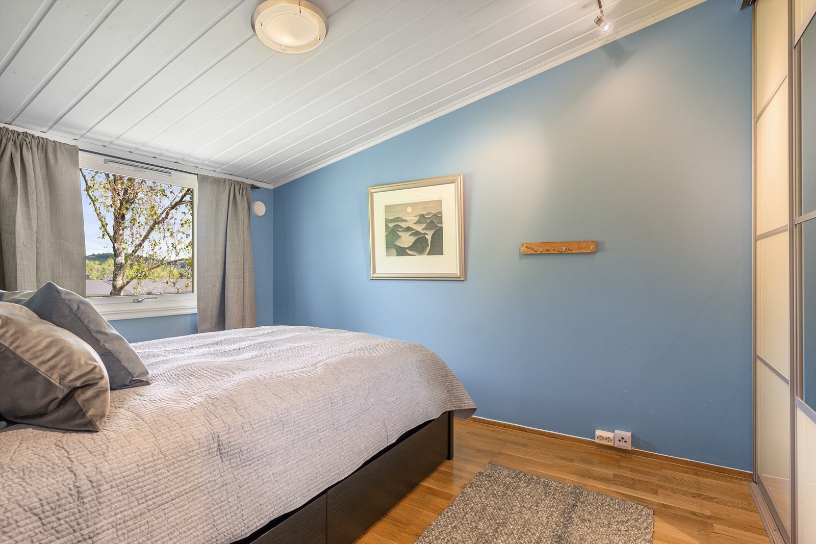 Soverom nr 2 i 2 etg. som opprinnelig er hovedsoverommet. Galleribilde
