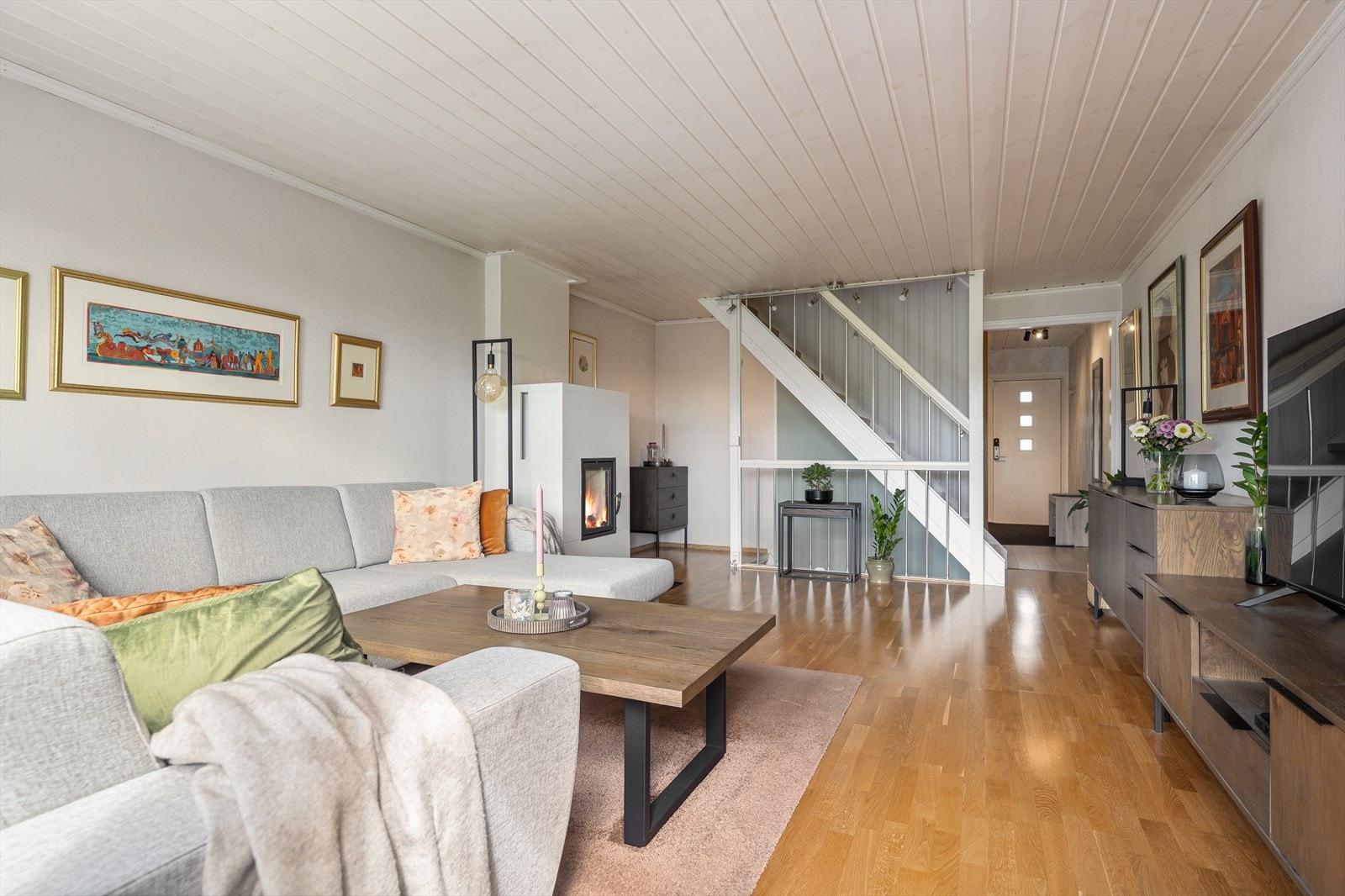 Stuen har god plass til en stor sofa og det fult mulig sette spisestuen her også. Galleribilde