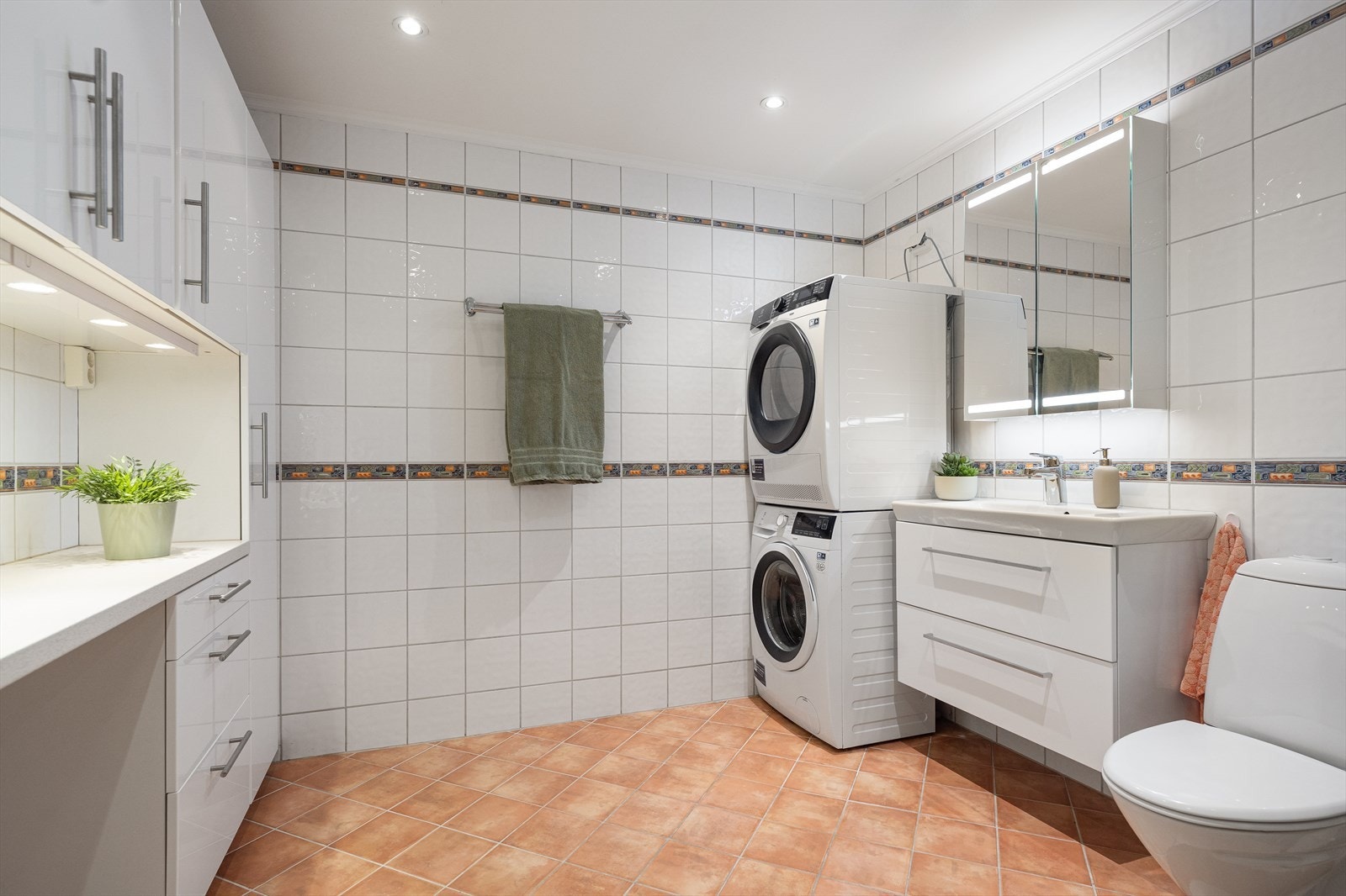 Badet i kjelleren er fra 2007 med varmekabler i gulvet og svært godt med oppbevaring. Galleribilde