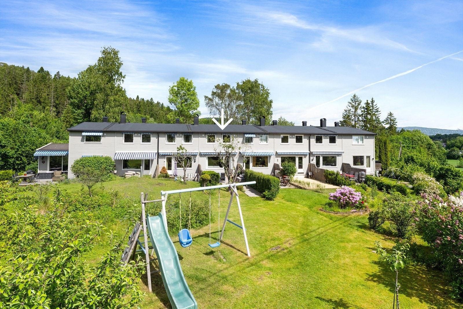 Nydelig område som er perfekt for barnefamilier. Her kan du slippe barna ut i felleshagen fra terrassen. Galleribilde