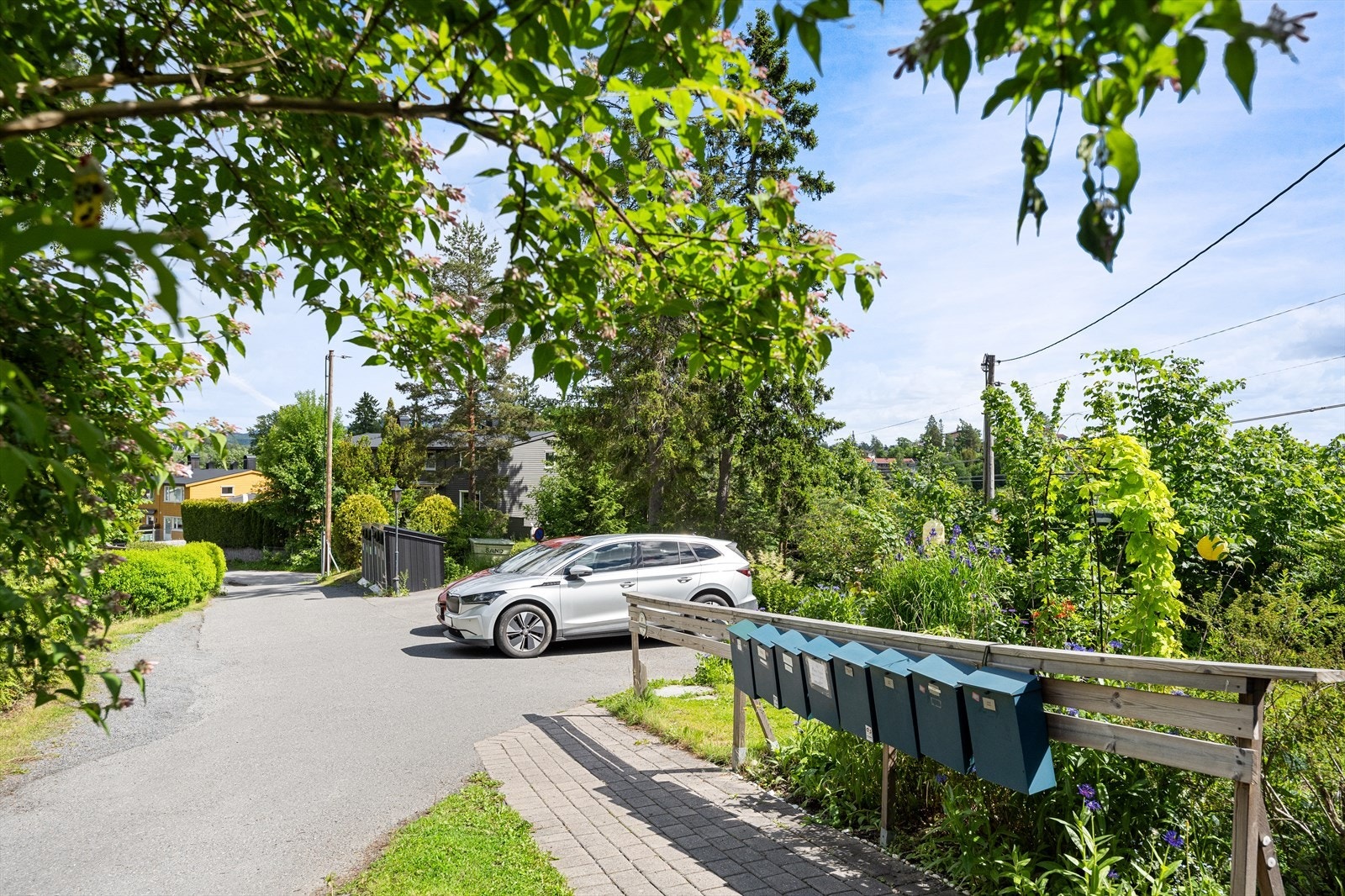 Det medfølger en garasjeplass- og det er felles oppstillingsplass foran rekken med førstemann til mølla prinsippet. Ellers parkering flere steder på området. Galleribilde