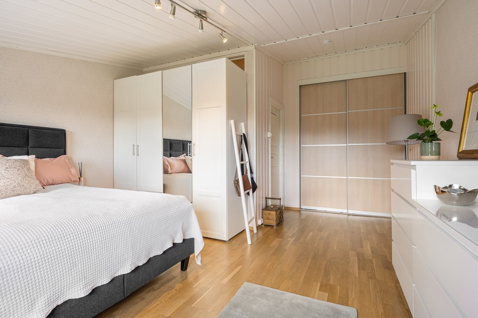 Det som opprinnelig var 2 soverom er slått sammen til ett stort ett. Det kan settes opp en lettvegg og dør bak den hvite garderoben. Galleribilde