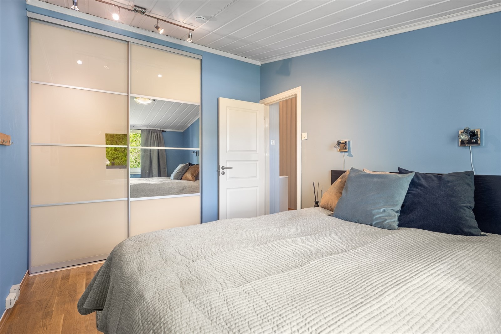 Soverom nr 2 i 2.etg som opprinnelig er hovedsoverommet med skyvedørsgarderobe. Galleribilde