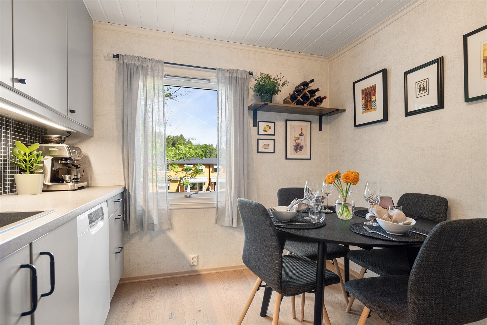 Hyggelig og lyst kjøkken med mye skap og benkeplass. Galleribilde