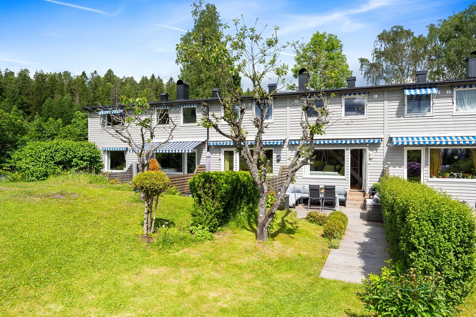 Koselig rekkehus beliggende i ett grøntområde i en stille og rolig gata. Perfekt familiebolig. Galleribilde