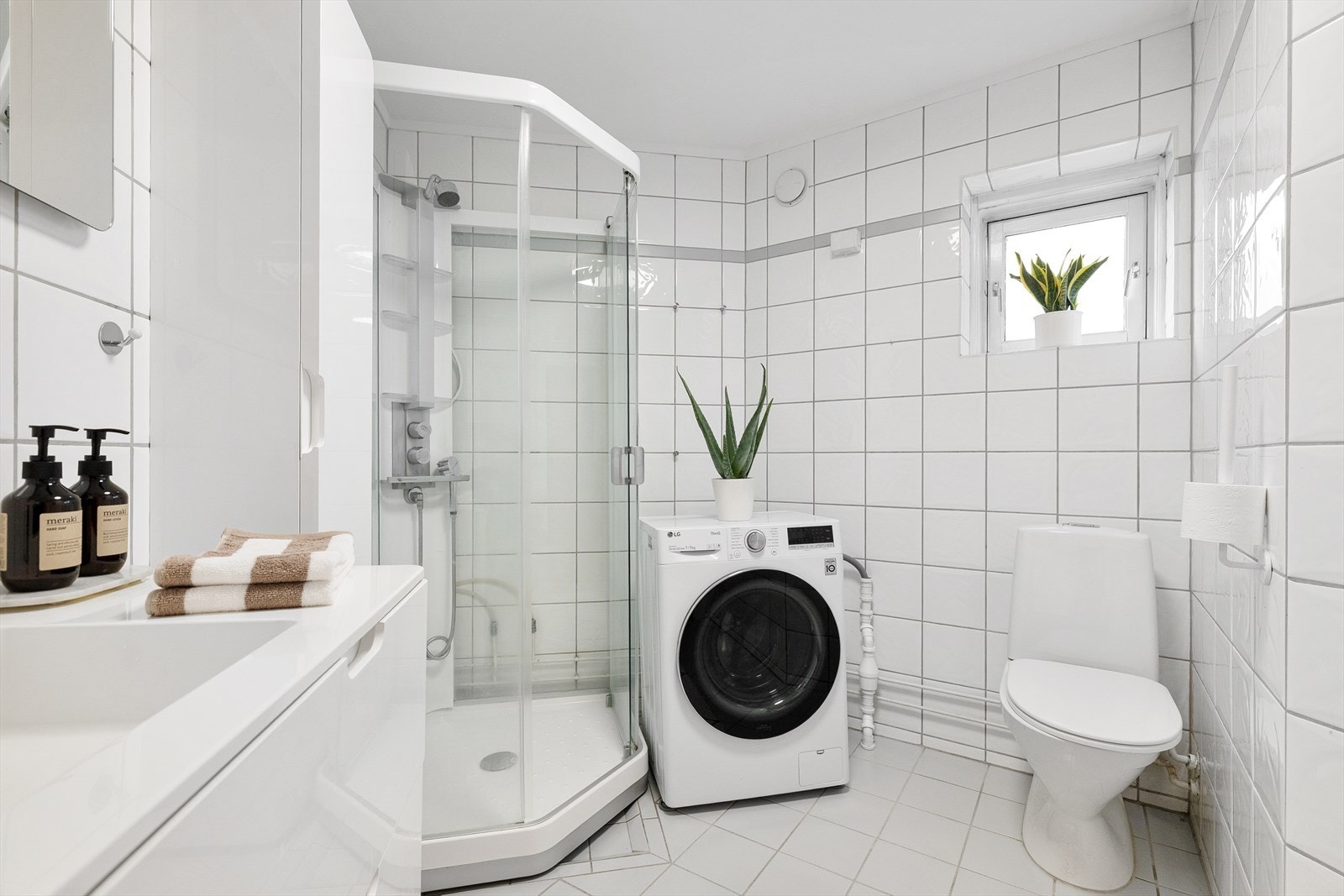 På badet er det opplegg for vaskemaskin. Galleribilde