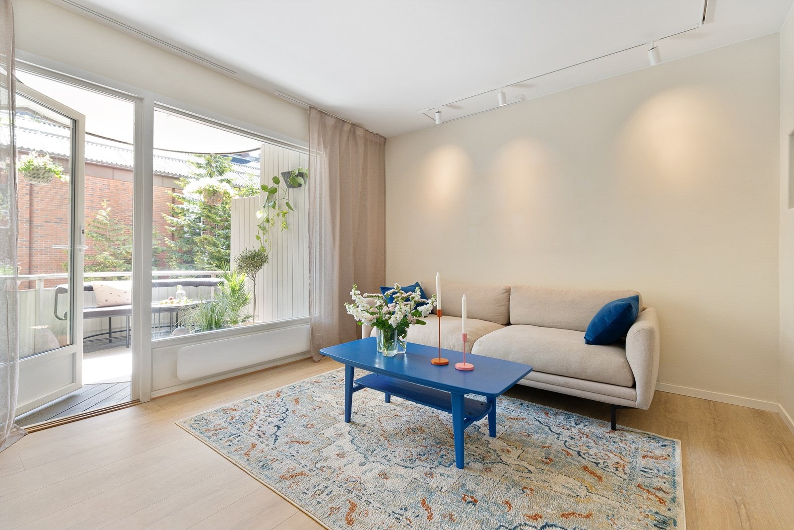 God plass til sittegrupper, spisebord, bokhyller og reoler. Galleribilde