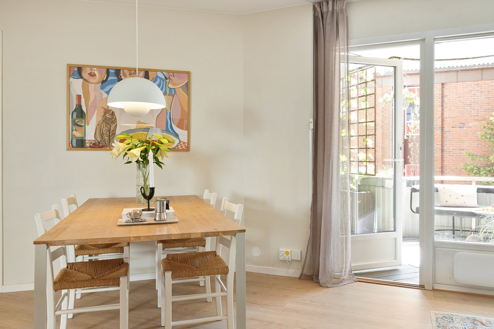 Her ligger alt til rette for å nyte en hyggelig kveld med familie og venner! Galleribilde