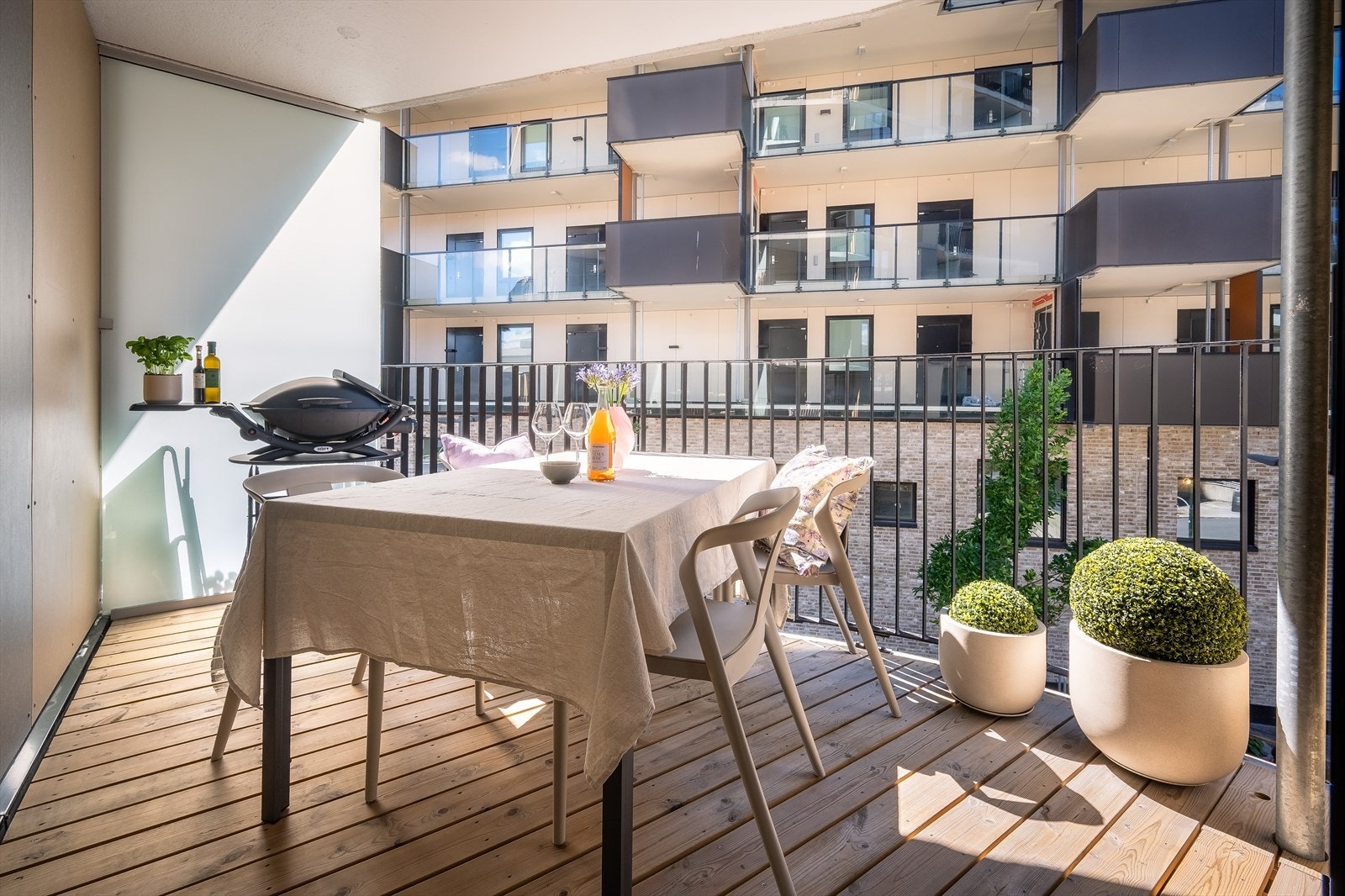 Leiligheten har et luftig preg med direkte utgang til nordvestvendt balkong fra både stue og soverom. I tillegg er det fransk balkong, tilgang på en herlig felles takterrasse og vinduer som strekker seg fra gulv til tak. Det er luftig det! Galleribilde