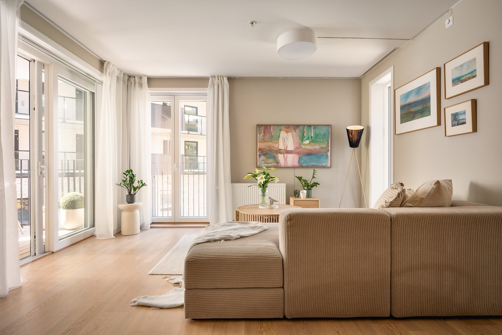 Vi fortsetter videre til stuen, som byr på en innbydende og lun atmosfære. De gode vindusflatene slipper inn rikelig med naturlig lys, og rommet har en størrelse som lar seg enkelt å møblere. Galleribilde